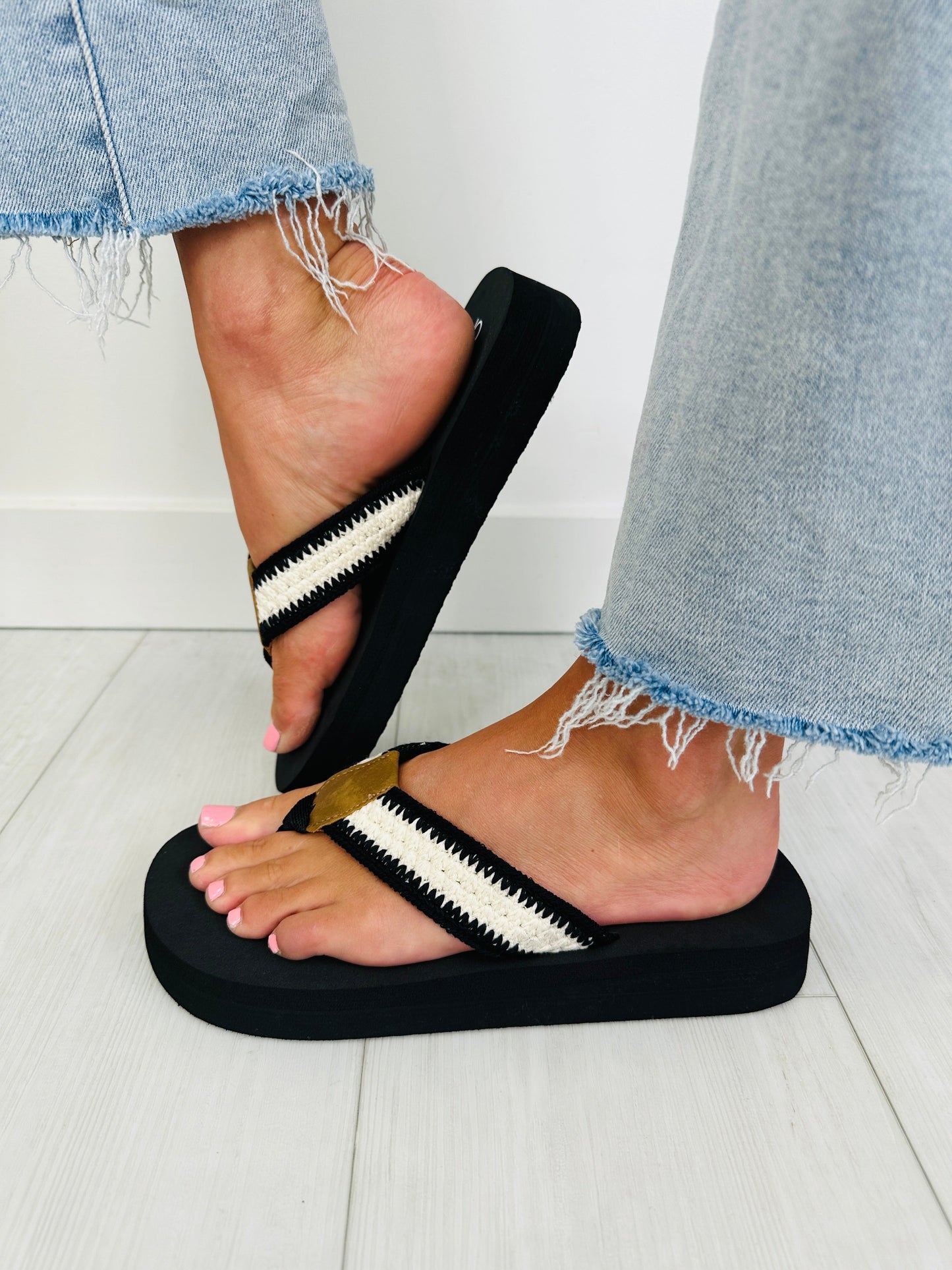 Simple Shore Flip Flops In Ivory Black